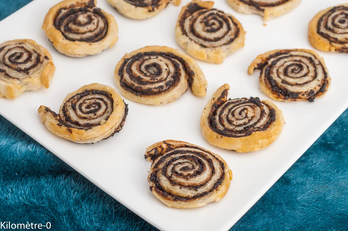 Photo de recette d'apéro facile, rapide, feuilleté, roulé, tapenade, bicolore, noir, bouchées, apéritif, Kilomètre-0, blog de cuisine réalisée à partir de produits de saison et issus de circuits courts