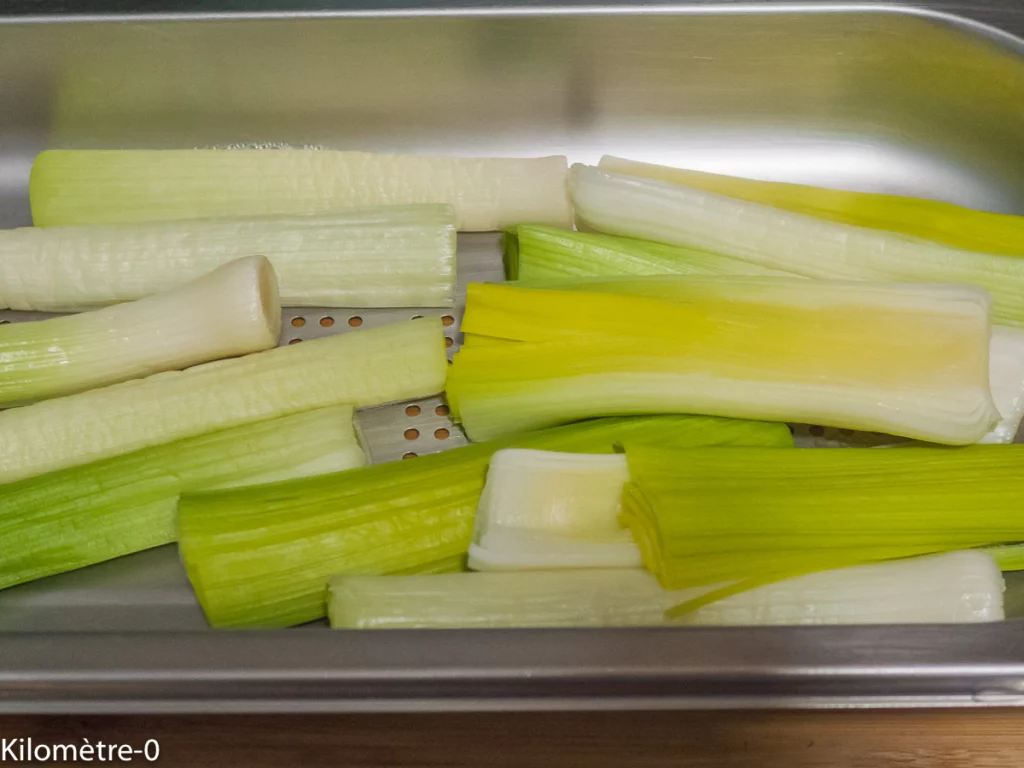 Poireaux à l&rsquo;orange, crumble au parmesan sur lit de yaourt grec de brebis - Étape 1