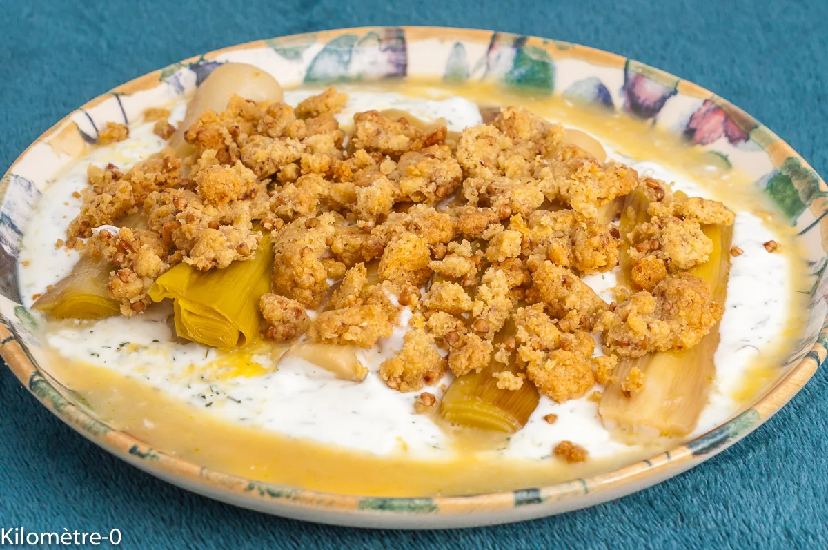 Photo de recette de poireaux, légumes, agrumes, orange, crumble, parmesan, yaourt grec de brebis , yaourt, grec, brebis, facile, bio, rapide, léger, végétarien, végé, Kilomètre-0, blog de cuisine réalisée à partir de produits de saison et issus de circuits courts