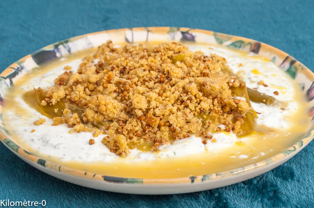 Photo de recette de poireaux, légumes, agrumes, orange, crumble, parmesan, yaourt grec de brebis , yaourt, grec, brebis, facile, bio, rapide, léger, végétarien, végé, Kilomètre-0, blog de cuisine réalisée à partir de produits de saison et issus de circuits courts