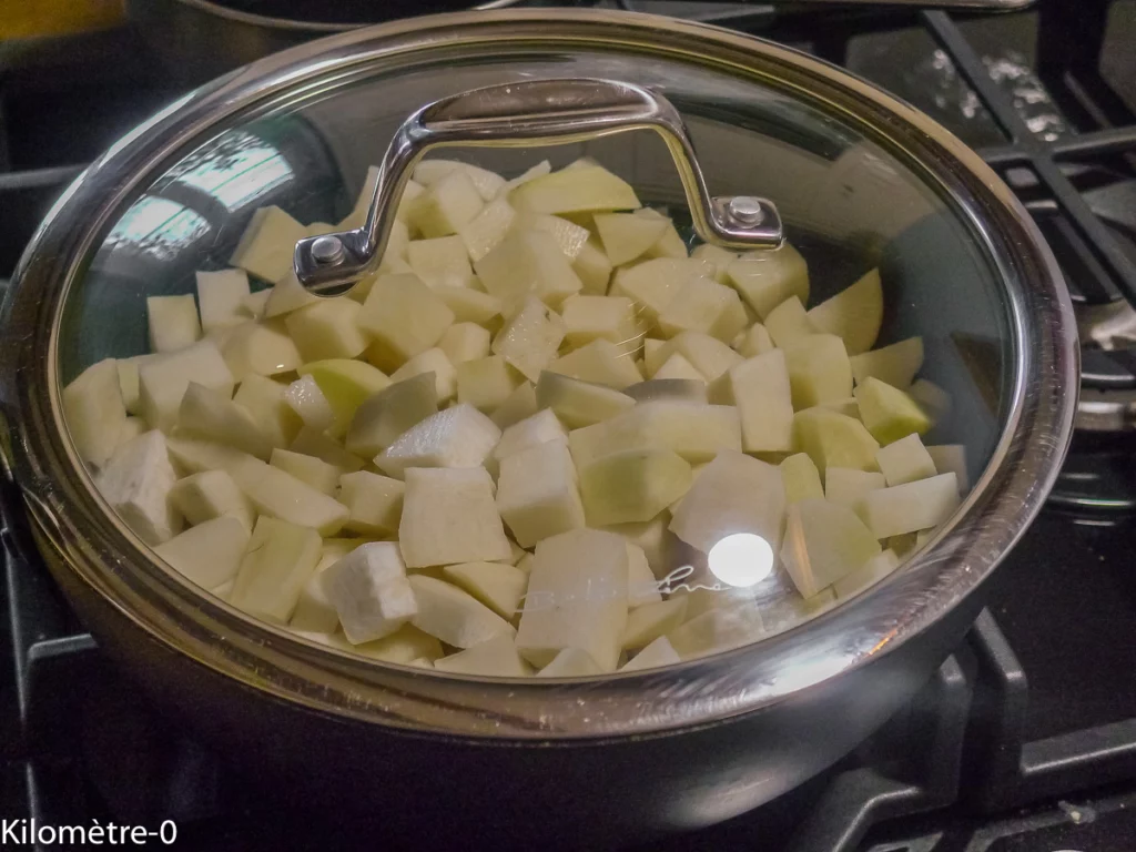 Radis noirs poêlés aux saucisses - Étape 1