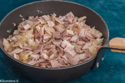 Photo de recette de chou, chou blanc, chou pommé, poêlée, légumes, automne, hiver, facile, raisins secs, jambon, jambon blanc, lardons, Kilomètre-0, blog de cuisine réalisée à partir de produits de saison et issus de circuits courts