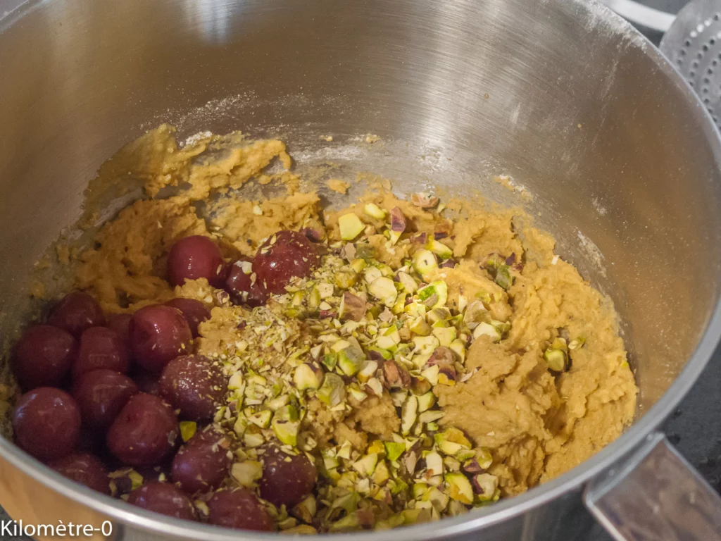 Gâteau du matin aux cerises, pistaches et amandes - Étape 5