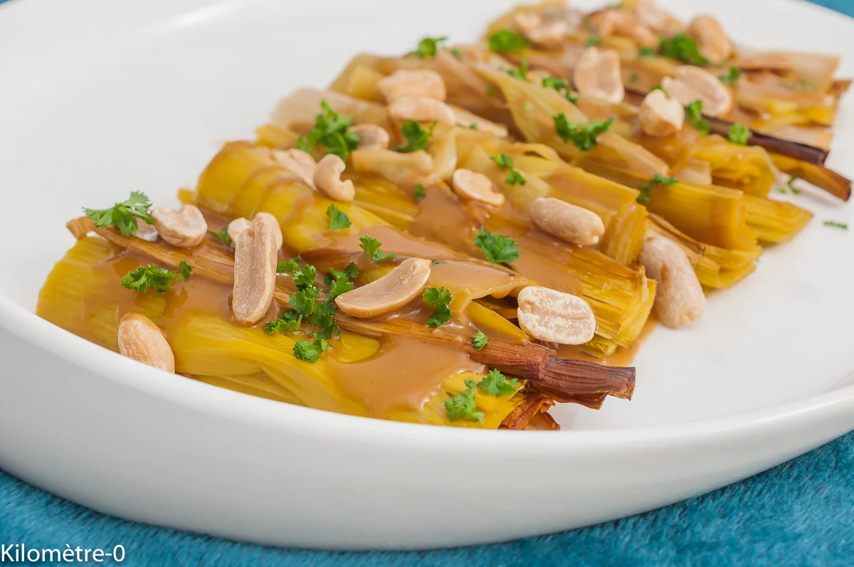 Photo de recette de poireaux rôtis, poireaux, légumes, automne, hiver, facile, asiatique, Asie, sauce, cacahuète, Kilomètre-0, blog de cuisine réalisée à partir de produits de saison et issus de circuits courts