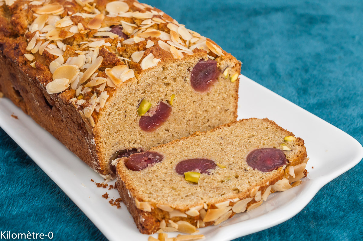 Photo de recette de cake, gâteau, gâteau du matin, fruits, cerises, pistaches, amandes, gourmand, healthy, bio, végétarien, facile, rapide, gourmand,Kilomètre-0, blog de cuisine réalisée à partir de produits de saison et issus de circuits courts