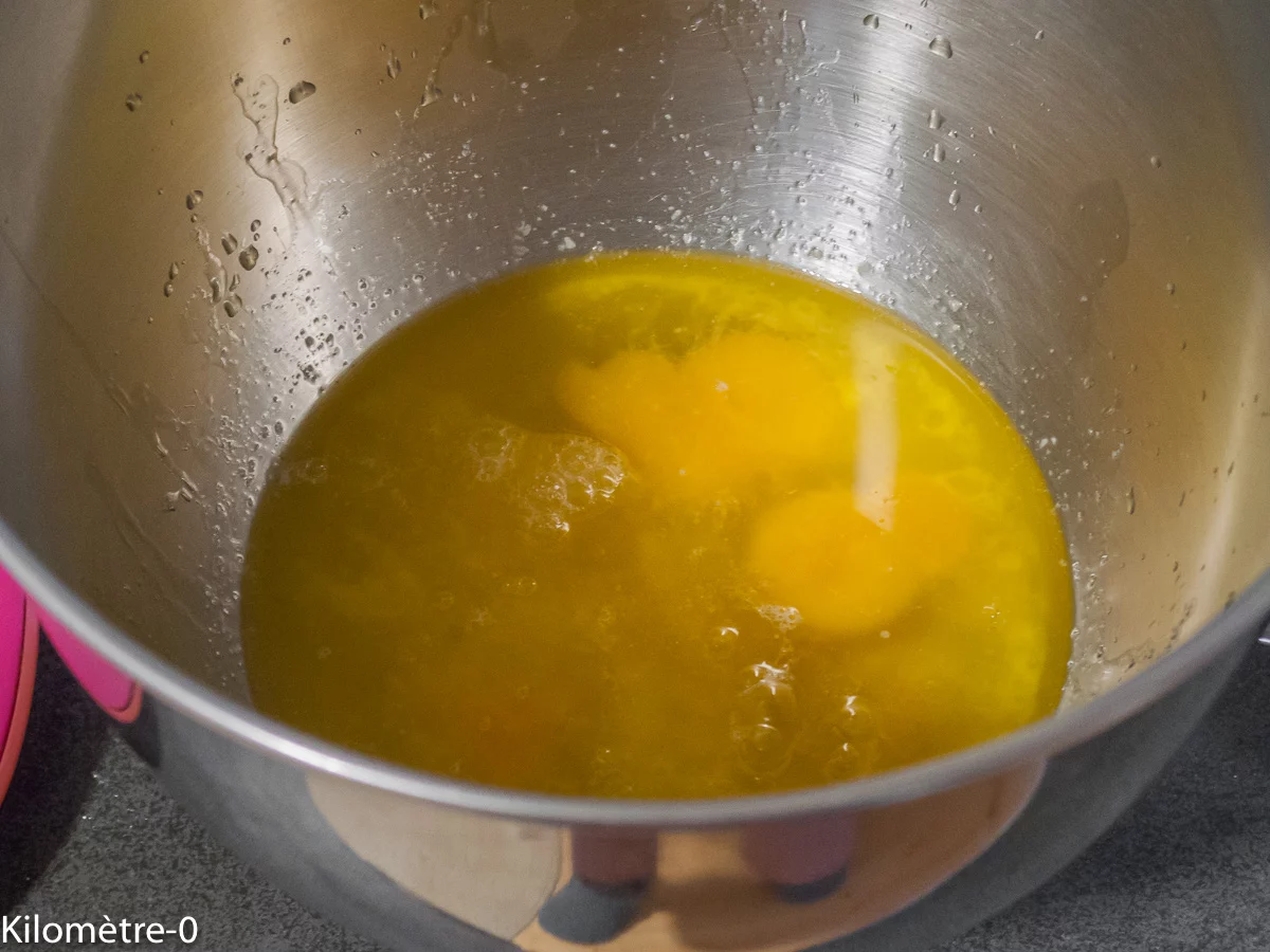 Cake aux citrons : étape 3 — Fouettez les oeufs et le sucre.