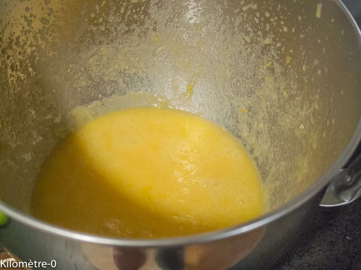 Cake aux citrons : étape 4 — Ajoutez le beurre fondu, le jus des citrons et le zeste.