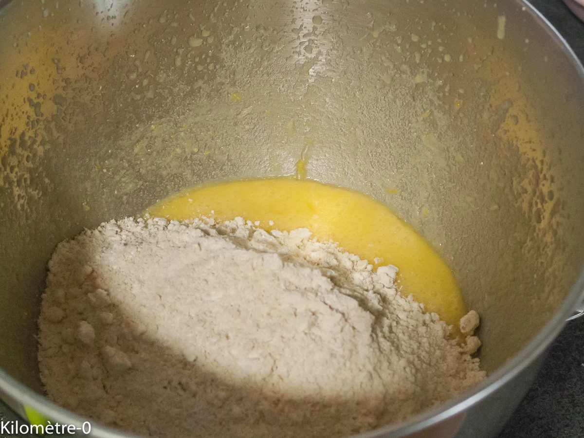 Cake aux citrons : étape 5 — Ajoutez la farine d'épeautre avec la farine d'amande, la poudre d'amande et le bicarbonate.