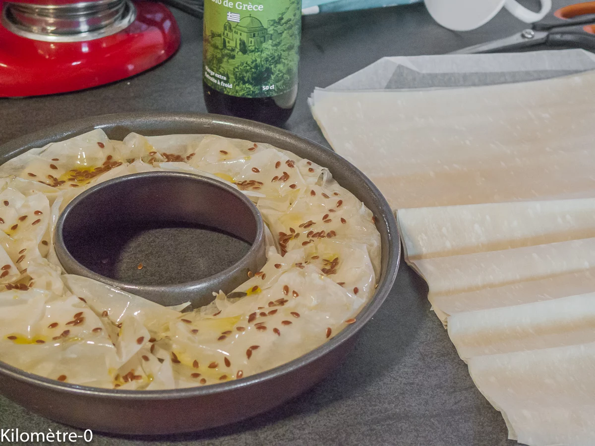 Photo de recette de prasopita, couronne, pâte de filo, poireaux, légumes, pruneaux, végétarienne, végé, rapide, healthy, saine, automne, hiver, printemps, Kilomètre-0, blog de cuisine réalisée à partir de produits de saison et issus de circuits courts