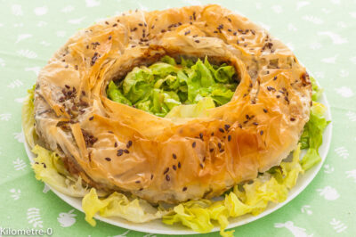 Photo de recette de prasopita, couronne, pâte de filo, poireaux, légumes, pruneaux, végétarienne, végé, rapide, healthy, saine, automne, hiver, printemps, Kilomètre-0, blog de cuisine réalisée à partir de produits de saison et issus de circuits courts