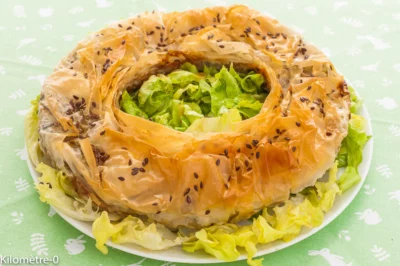 Photo de recette de prasopita, couronne, pâte de filo, poireaux, légumes, pruneaux, végétarienne, végé, rapide, healthy, saine, automne, hiver, printemps, Kilomètre-0, blog de cuisine réalisée à partir de produits de saison et issus de circuits courts