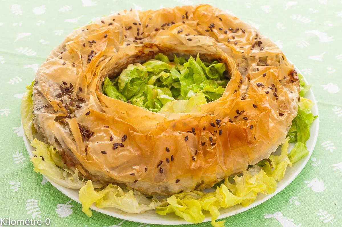 Photo de recette de prasopita, couronne, pâte de filo, poireaux, légumes, pruneaux, végétarienne, végé, rapide, healthy, saine, automne, hiver, printemps, Kilomètre-0, blog de cuisine réalisée à partir de produits de saison et issus de circuits courts
