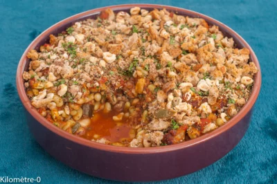 Photo de recette de saucisses, viande, légumineuses, flageolets, crumble, pain, noisettes,  plat complet, Kilomètre-0, blog de cuisine réalisée à partir de produits de saison et issus de circuits courts