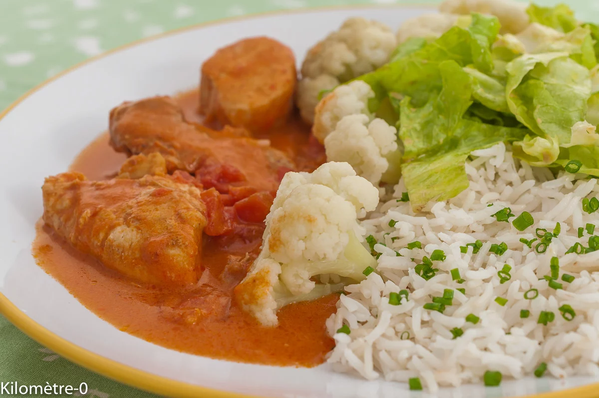 Photo de recette de poulet, volaille, curry, mijoté, épices, curry, riz, chou fleur, plat unique, automne, hiver, printemps, cuisine du monde, facile, Kilomètre-0, blog de cuisine réalisée à partir de produits de saison et issus de circuits courts
