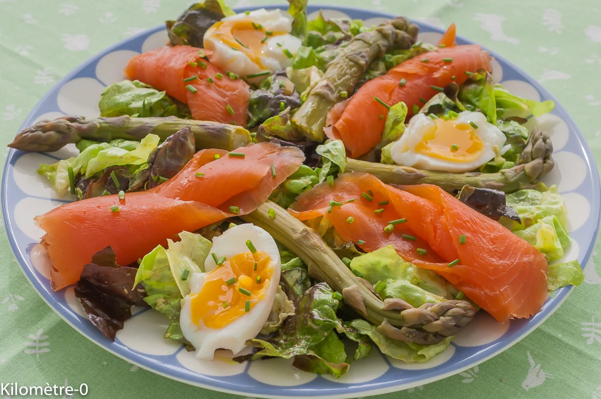 Photo de recette de salade salade composée, asperges vertes, asperges, printemps, légumes, oeufs, oeuf mollet, truite fumée, facile, healthy, rapide, léger, ciboulette, printanière, Kilomètre-0, blog de cuisine réalisée à partir de produits de saison et issus de circuits courts