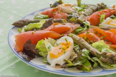 Photo de recette de salade salade composée, asperges vertes, asperges, printemps, légumes, oeufs, oeuf mollet, truite fumée, facile, healthy, rapide, léger, ciboulette, printanière, Kilomètre-0, blog de cuisine réalisée à partir de produits de saison et issus de circuits courts