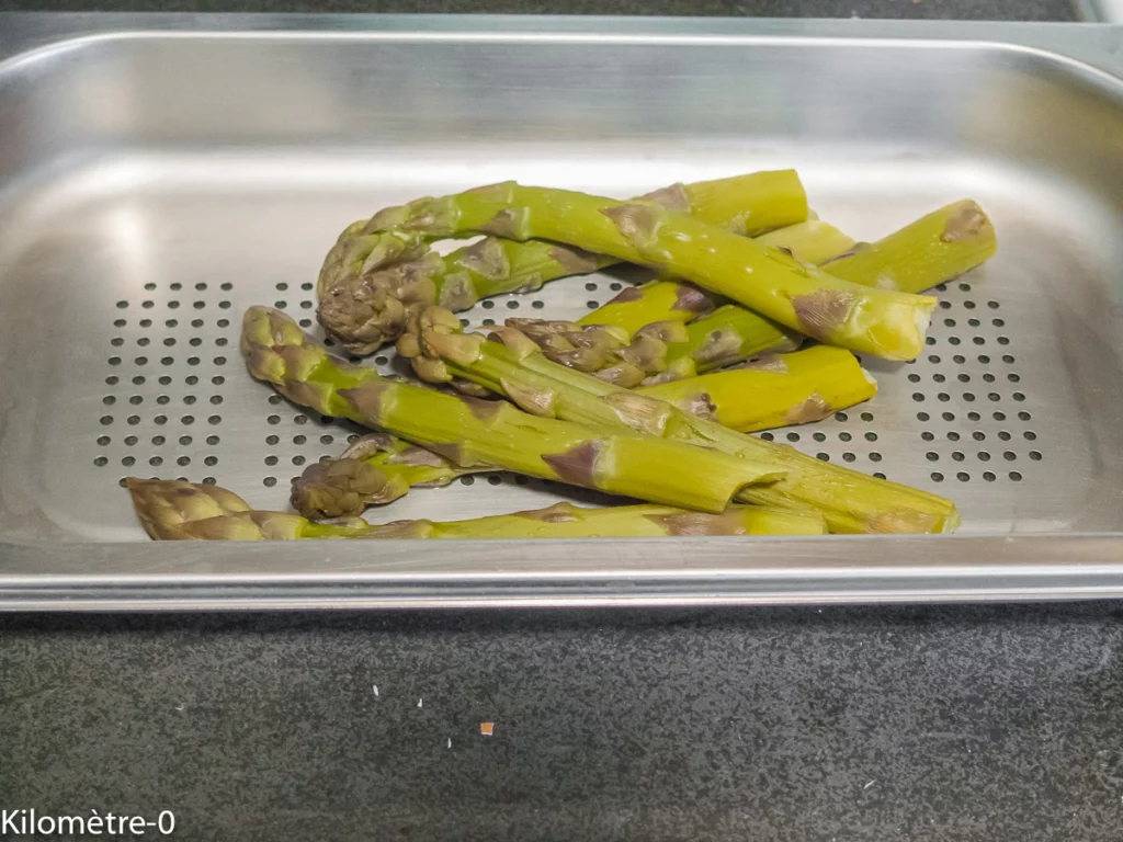 Salade d&rsquo;asperges vertes aux oeufs et à la truite fumée - Étape 1
