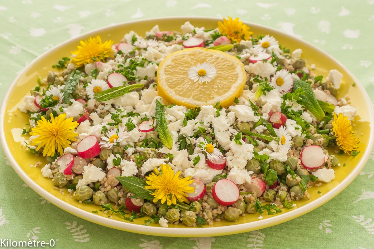 Photo de recette de salade, salade composée, semoule, petits pois, radis, feta , fromage, légumes, printemps, printanier, healthy, facile, rapide, semoule de petit épeautre, végétarienne, fleurs, printemps, bio, et fines herbes du jardin Kilomètre-0, blog de cuisine réalisée à partir de produits de saison et issus de circuits courts
