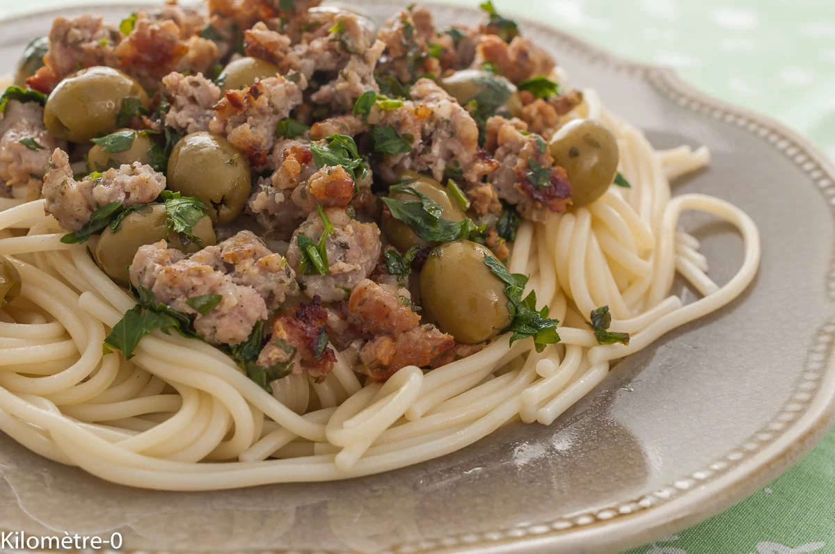 Photo de recette de pâtes, bon marché, viande, saucisse, olives, Italie, italienne, facile, rapide, pas cher, économique, Italie, Kilomètre-0, blog de cuisine réalisée à partir de produits de saison et issus de circuits courts