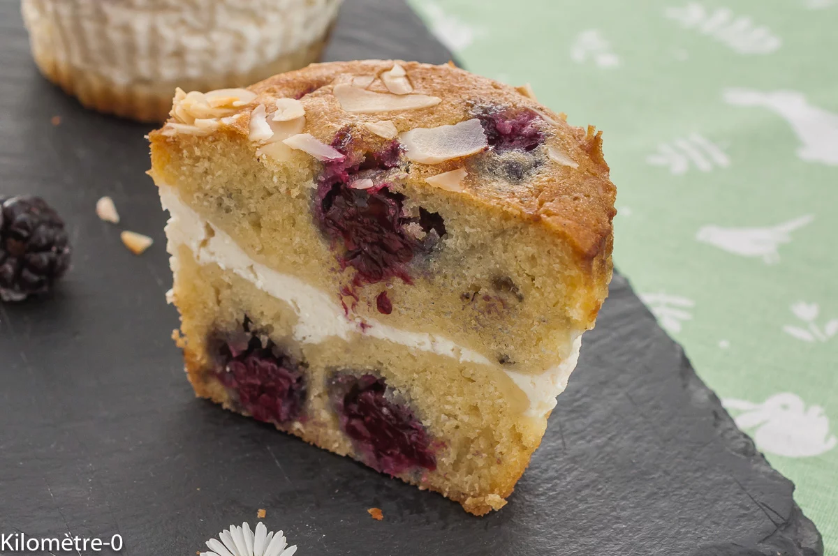 Photo de recette de petits gâteaux, muffins, mûres, ricotta, facile, rapide, gourmand, bio, goûter, été, fruits rouges, dessert, douceur, Kilomètre-0, blog de cuisine réalisée à partir de produits de saison et issus de circuits courts