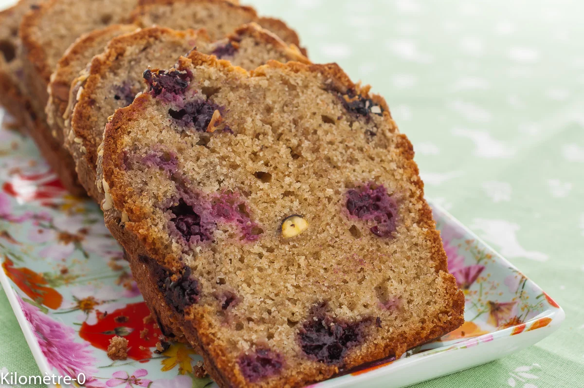 Recette végétarienne de gâteau du matin aux mûres, pistaches et amandes — poudre à lever et yaourt