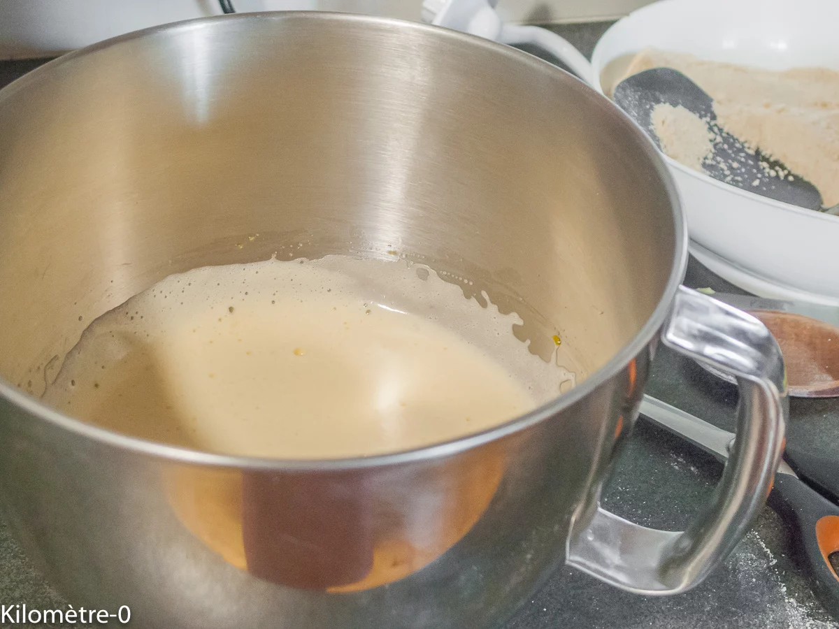 Gâteau du matin aux mûres, pistaches et amandes : étape 1 — Beurrez un moule à cake rectangulaire s'il n'est pas en silicone.