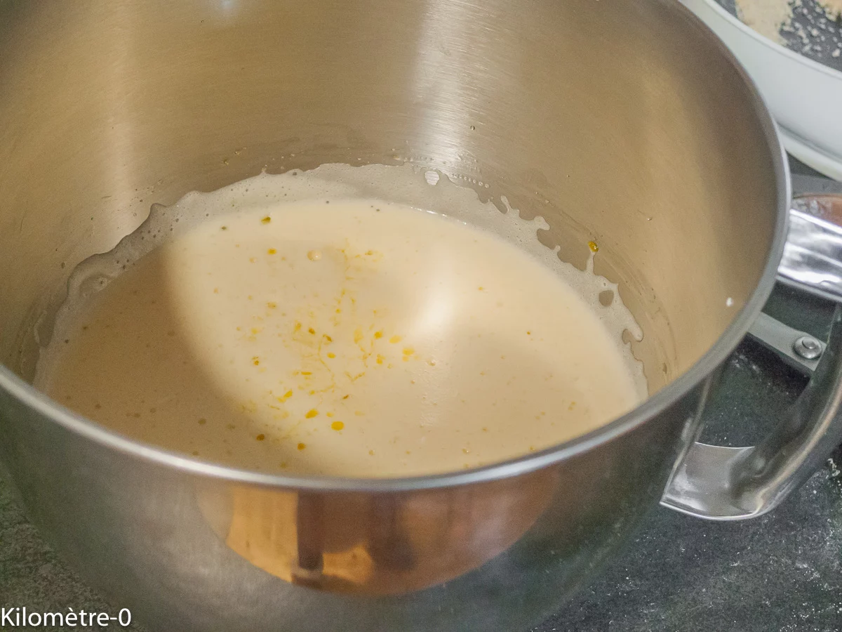 Gâteau du matin aux mûres, pistaches et amandes : étape 2 — Ajoutez le yaourt et le beurre fondu