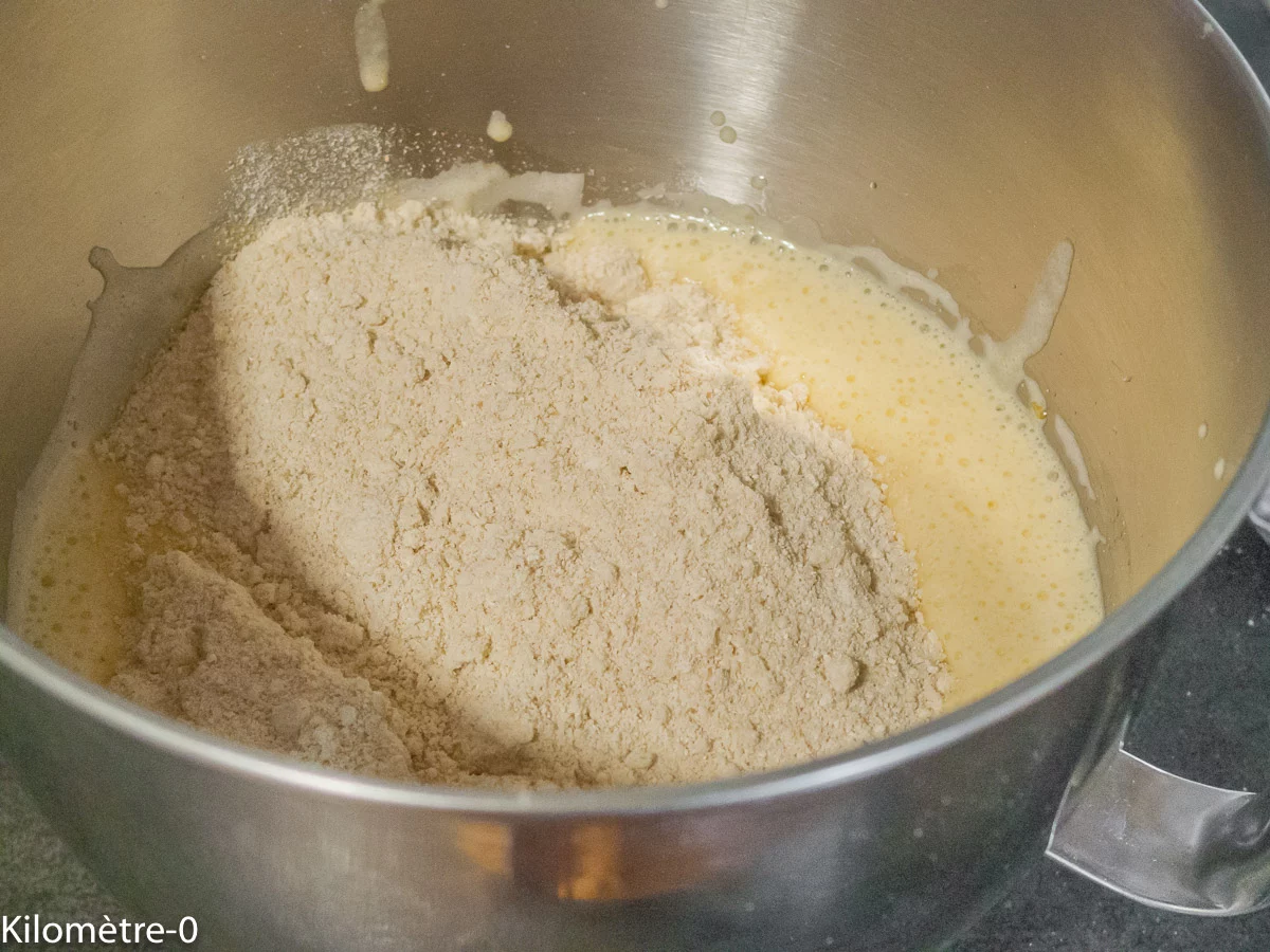 Gâteau du matin aux mûres, pistaches et amandes : étape 3 — Mélangez les deux farines et ajoutez la poudre à lever (levure…