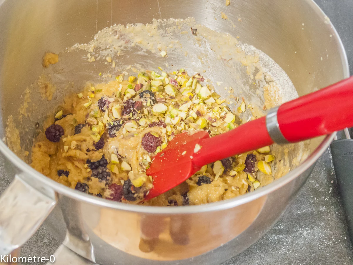 Gâteau du matin aux mûres, pistaches et amandes : étape 4 — Incorporez les mûres et les pistaches concassées avec un grand…