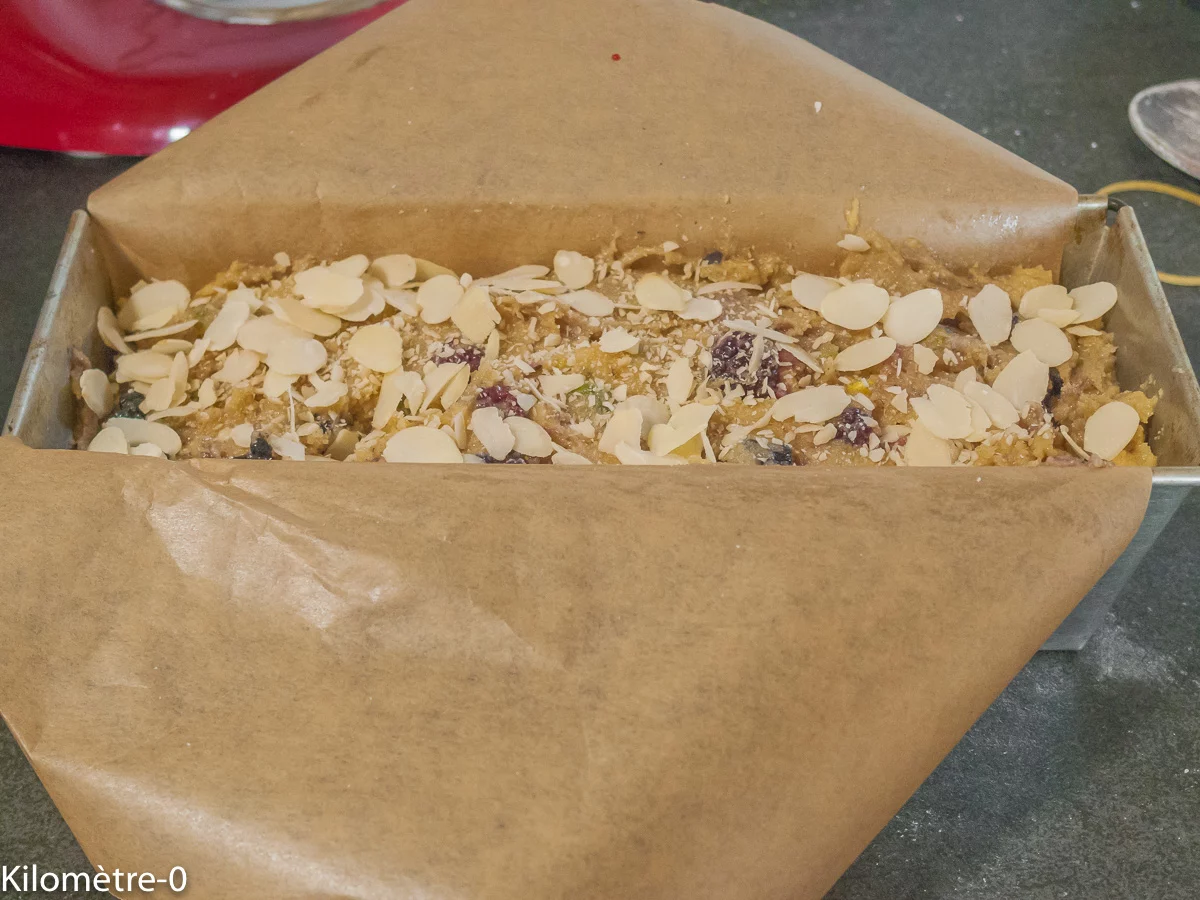 Gâteau du matin aux mûres, pistaches et amandes : étape 5 — Versez la pâte dans un moule beurré et chemisé pour faciliter le…