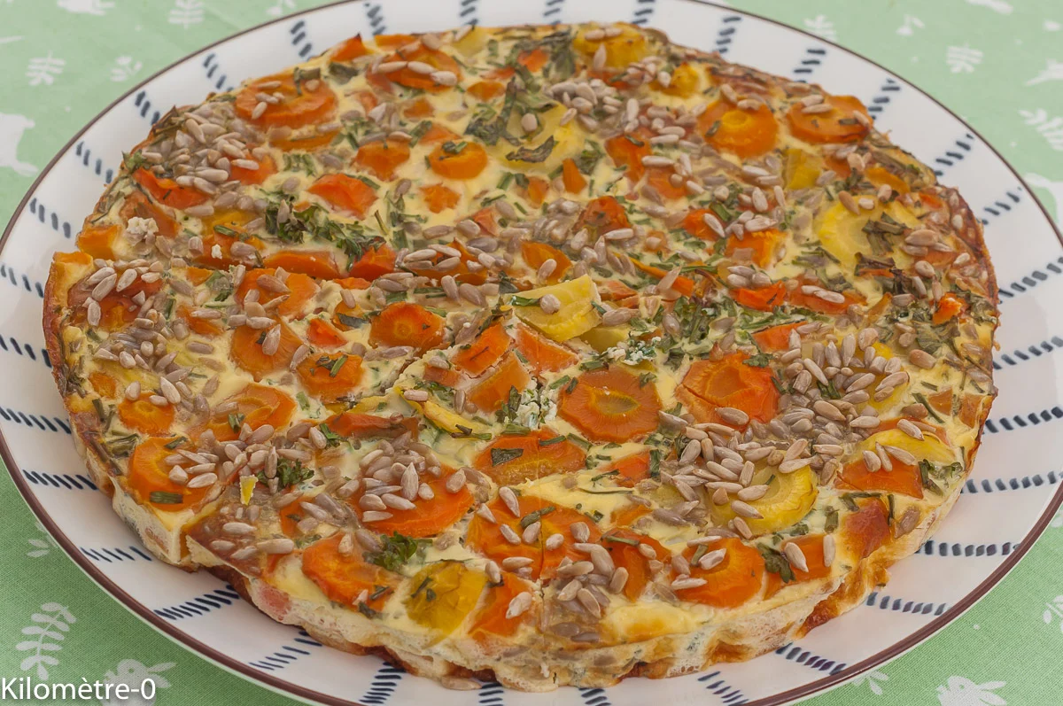 Photo de recette de clafoutis, salé, carottes, fines herbes, graines de tournesol, végétarien, végé, healthy, légumes, facile, oeufs, printemps, été, automne, hiver, bio, Kilomètre-0, blog de cuisine réalisée à partir de produits de saison et issus de circuits courts