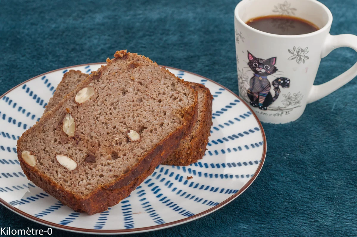 Photo de recette de gâteau du matin, gâteau, goûter, moelleux, petit déjeuner, sans gluten, healthy, facile, flocons de sarrasin, compote, bananes, amandes, chocolat, bio, énergétique, Kilomètre-0, blog de cuisine réalisée à partir de produits de saison et issus de circuits courts