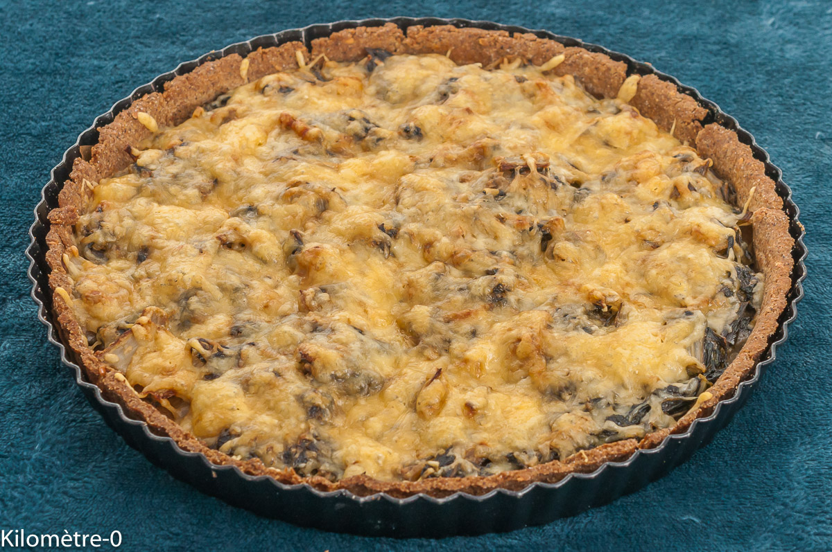 photo de recette, Kilomètre-0, quiche, tarte, salée, emmental, fromage, blettes, purée de cacahuètes, végétarien, végé, pâte maison, farine de blé noir, farine de sarrasin, pique nique, buffet, apéro, légumes, printemps, été, automne, hiver, économique