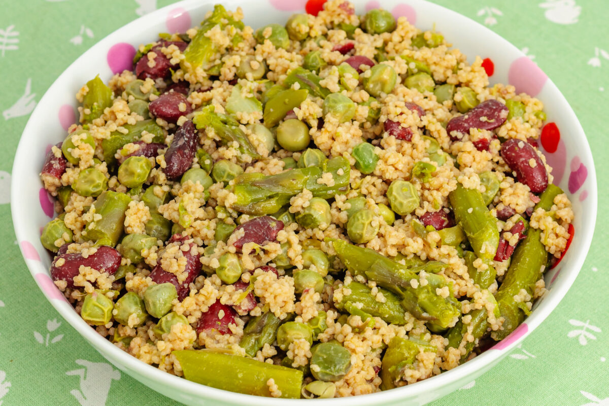 Recette végétarienne de salade de semoule aux petits pois, asperges et haricots rouges — menthe et huile de colza