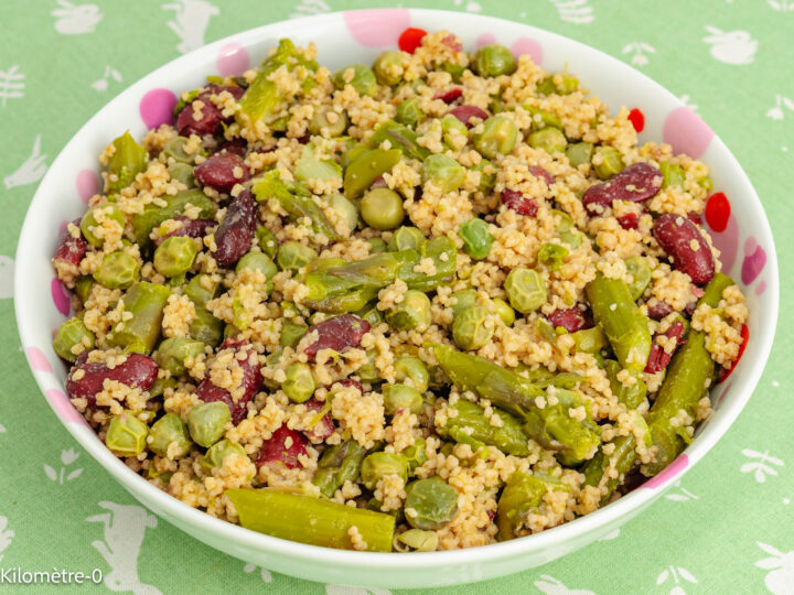 Recette végétarienne de salade de semoule aux petits pois, asperges et haricots rouges — menthe et huile de colza