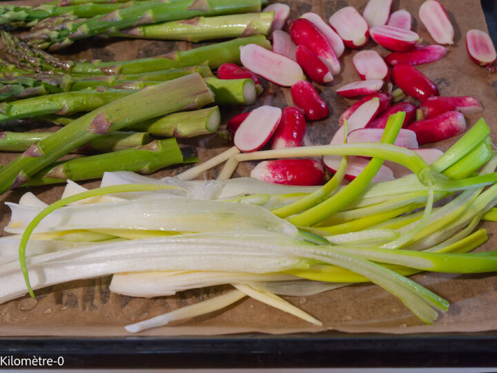 Saumon aux asperges vertes, radis et oignons nouveaux au four — étape 1