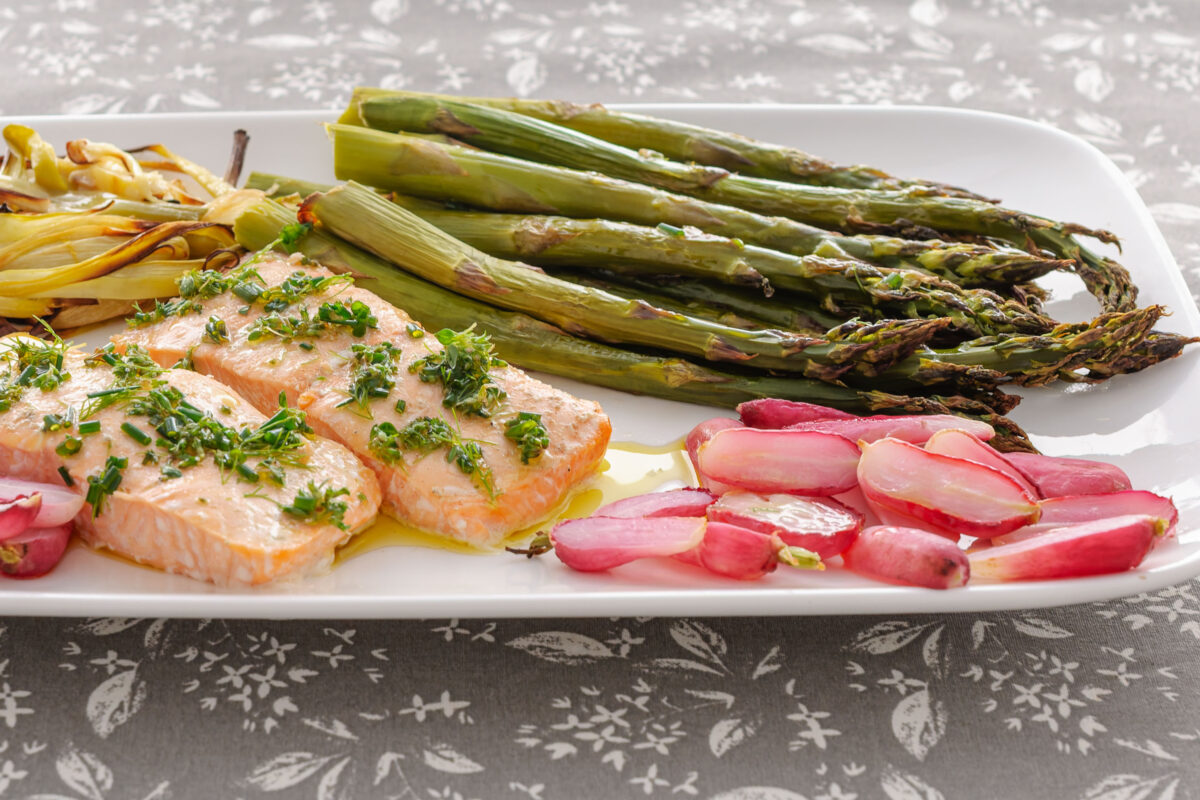 Recette de saumon, truite, légumes, four, asperges vertes, radis , oignons nouveaux, légumes rôtis, printemps, healthy, sain, facile, léger, Kilomètre-0