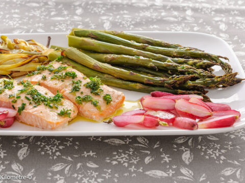 Recette de saumon, truite, légumes, four, asperges vertes, radis , oignons nouveaux, légumes rôtis, printemps, healthy, sain, facile, léger, Kilomètre-0