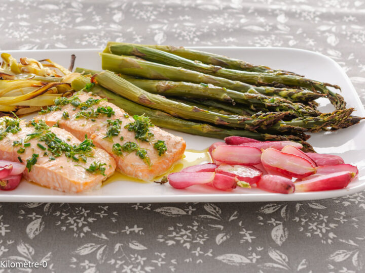 Recette de saumon, truite, légumes, four, asperges vertes, radis , oignons nouveaux, légumes rôtis, printemps, healthy, sain, facile, léger, Kilomètre-0