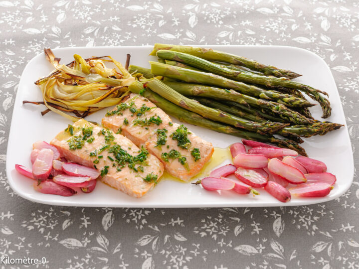 Recette de saumon, truite, légumes, four, asperges vertes, radis , oignons nouveaux, légumes rôtis, printemps, healthy, sain, facile, léger, Kilomètre-0
