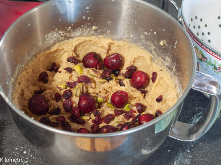 Gâteau du matin à la farine d&rsquo;amandes, aux cerises et pistaches — étape 5