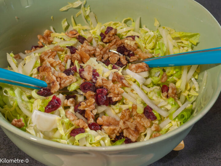Salade de chou pointu et chou rave aux noix et cranberries — étape 6