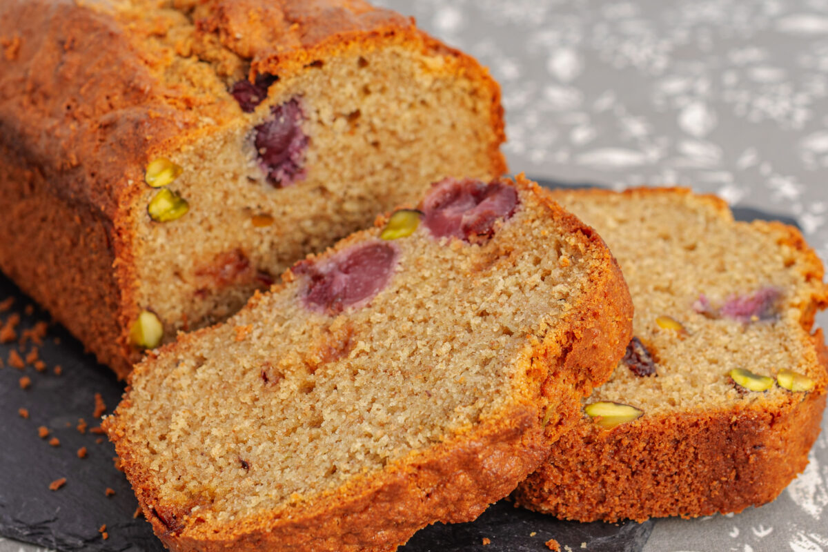 Gâteau du matin, gourmand, facile, cher, farine d'amandes, cerises, fruits rouges, pistaches, bio, printemps, mai, juin