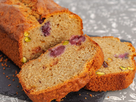 Gâteau du matin, gourmand, facile, cher, farine d'amandes, cerises, fruits rouges, pistaches, bio, printemps, mai, juin