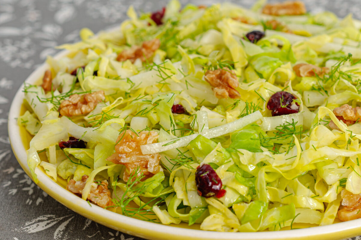 Recette de salade, salade composée, chou, crudités, chou pointu, chou rave, chou de printemps, noix, cranberries, bio, facile, sain, heathy, Kilomètre-0