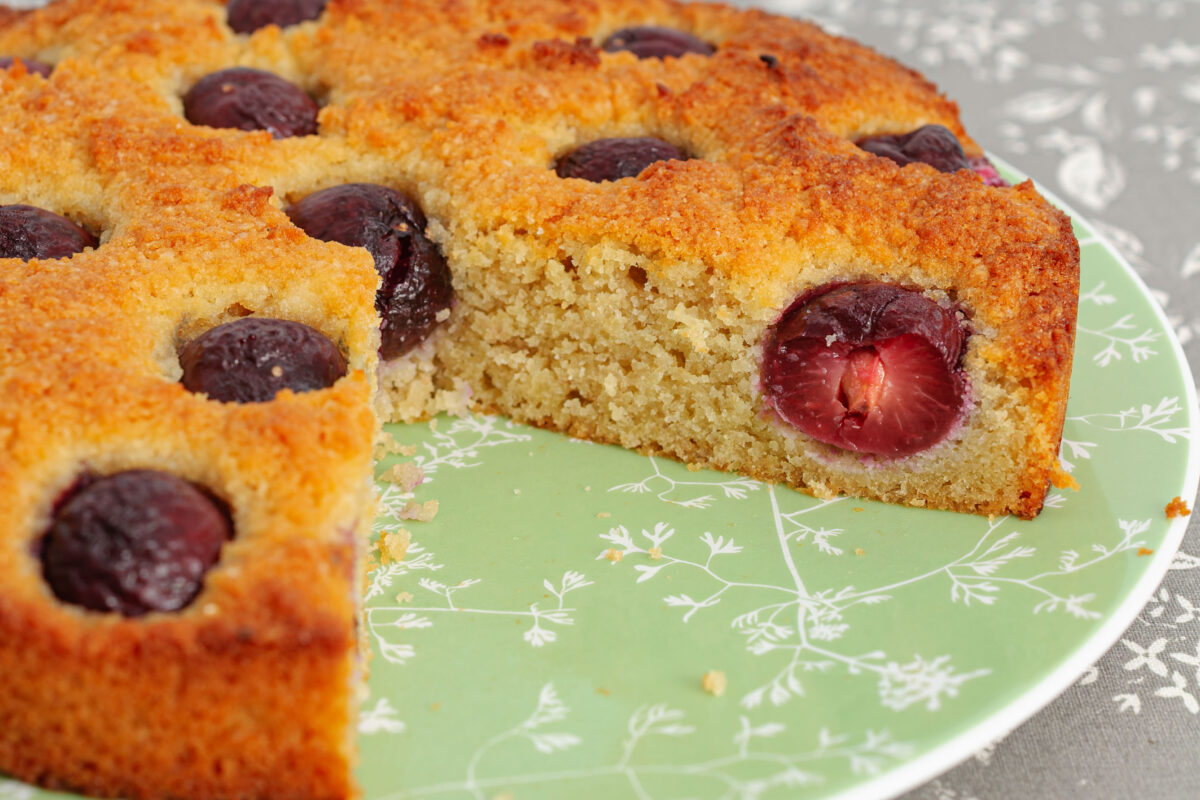 Recette de Kilomètre-0, gâteau, dessert, cerises, amande, farine d'amandes, amaretto, liqueur, gourmand, facile, gourmand, printemps, été,