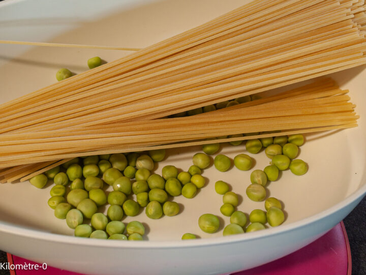 Pâtes au saumon, petits pois et aneth : étape 2 — Mettez une grande casserole d'eau à bouillir.