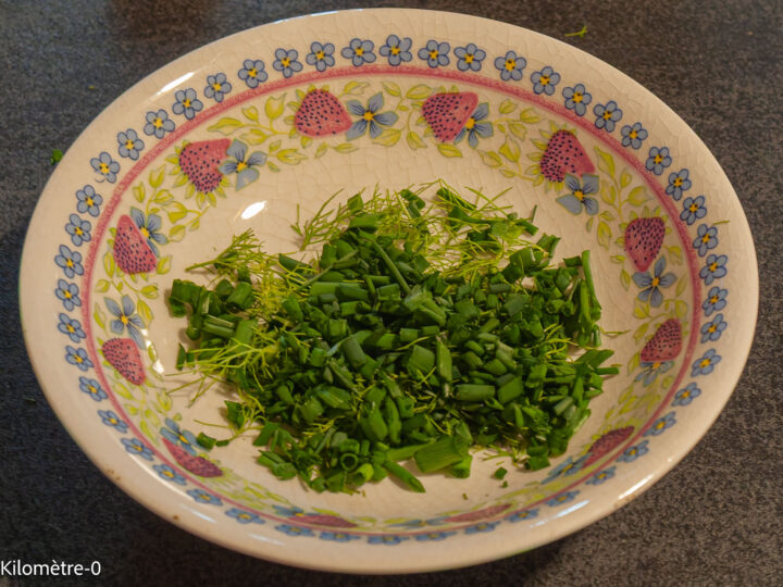 Pâtes au saumon, petits pois et aneth : étape 3 — Ciselez la ciboulette et l'aneth.