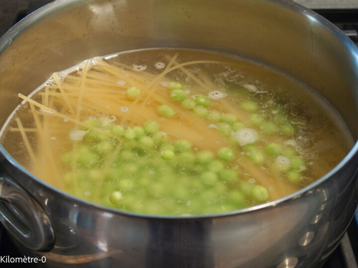 Pâtes au saumon, petits pois et aneth : étape 4 — Mettez une grande casserole d'eau à bouillir.