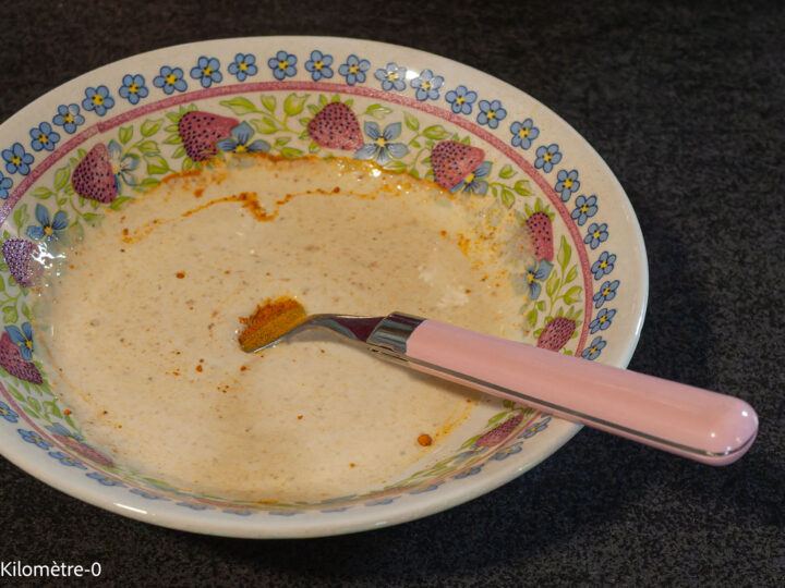 Pâtes au saumon, petits pois et aneth : étape 7 — Préparez la sauce en mélangeant de la crème avec du curcuma et une pincée…